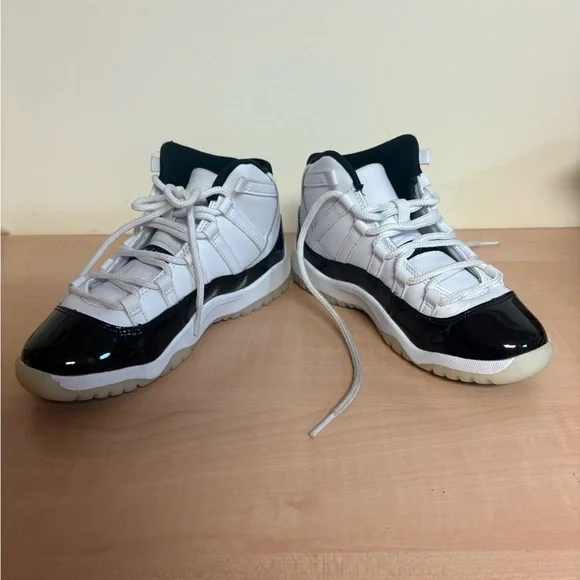 Kids Black and white Jordan's - Picture 5 of 7